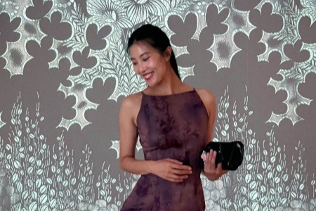 《生化危机4RE》艾达王演员近照:紫色长裙凹凸有致-妖次元